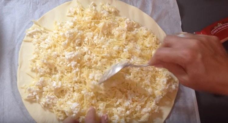 We spread the filling on the dough, retreating a little from the edges.