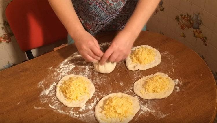 We collect the dough around the filling with a bag.