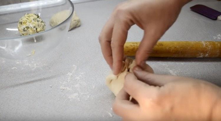 We collect the dough around the filling.