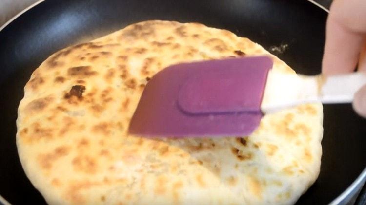 Fry khachapuri on both sides.