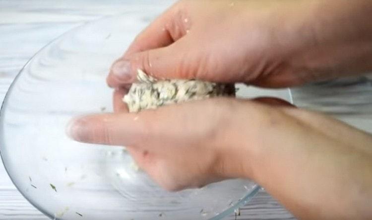 From the cheese-curd mass we form balls.