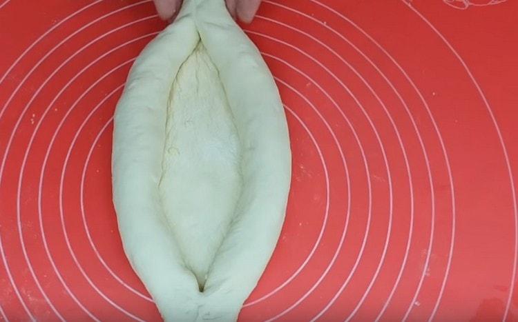 We twist the edges with the roll filling and form such a boat here.