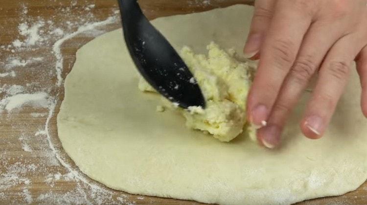 We spread the filling on the center of the test.