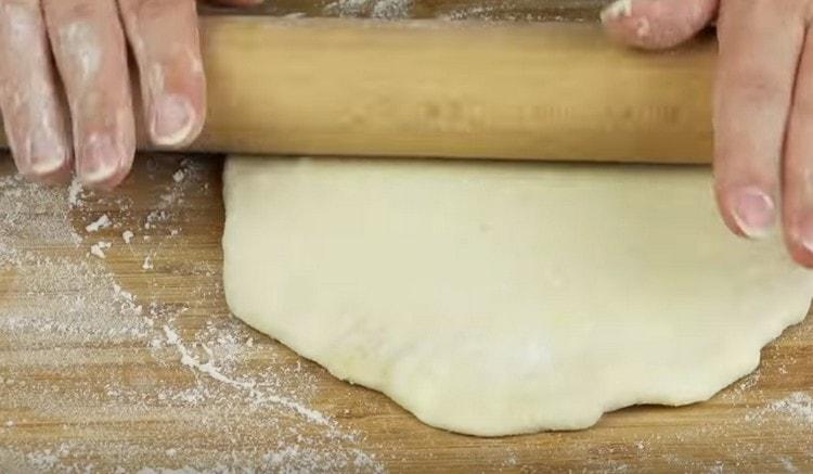 press down the resulting filling bag a little and roll it out.