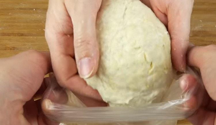 We put the dough in the bag for half an hour.