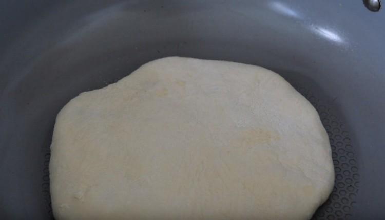 Fry khachapuri with cottage cheese in a well-heated but dry pan.