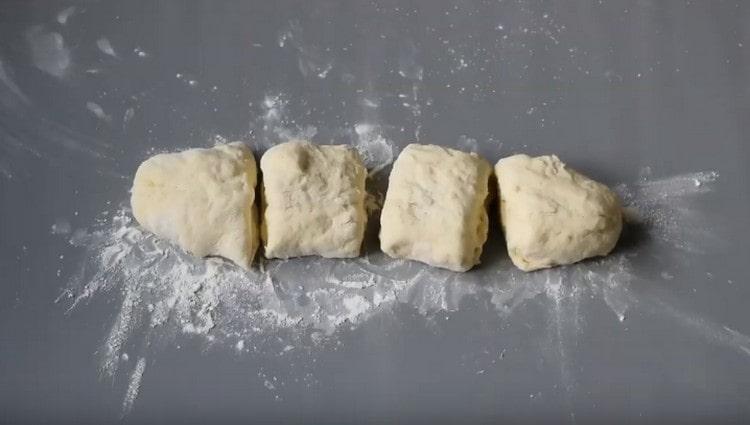 We divide the dough into 4 parts.