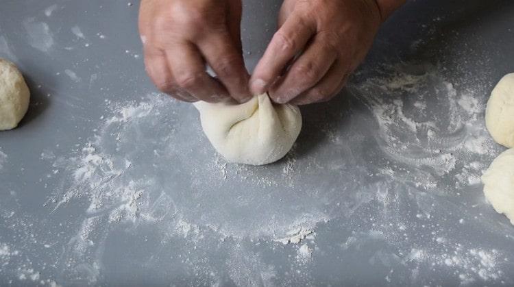 We collect the dough around the filling in the form of a bag.