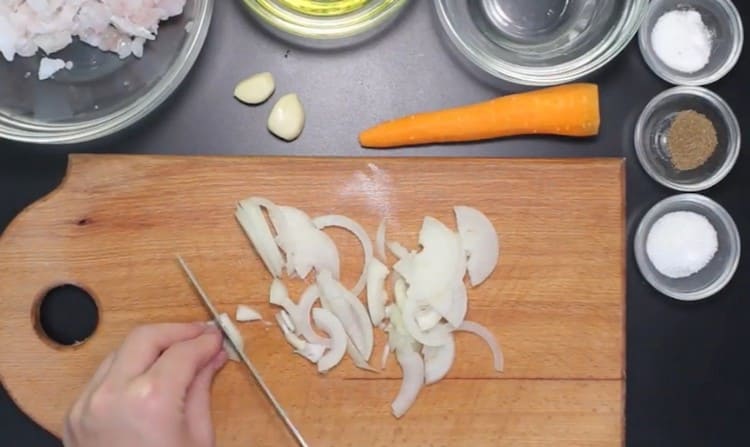 We cut the onion in half rings.