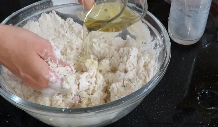 In the process of mixing, add vegetable oil to the dough.