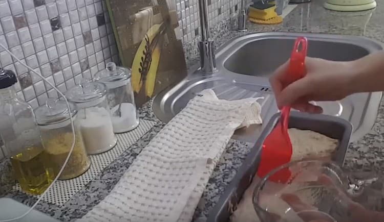 Before sending to the oven with a brush, grease the loaf with water.