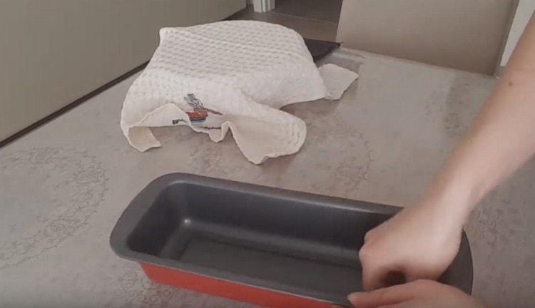 Lubricate the bread pan with vegetable oil.