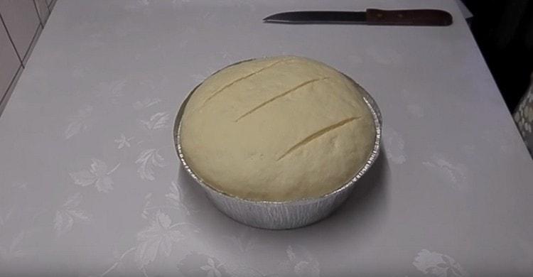 Before sending to the oven, we make several cuts on the workpiece with a knife.