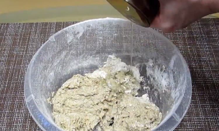 In the process of mixing, add vegetable oil to the dough.