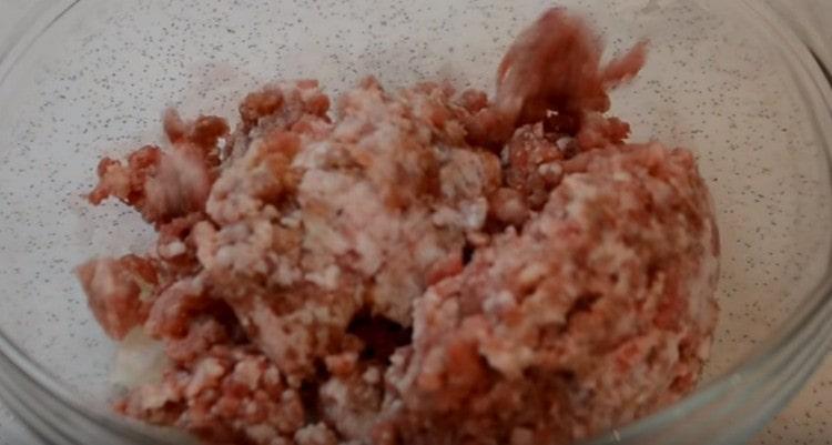 Add the minced meat to the onion.