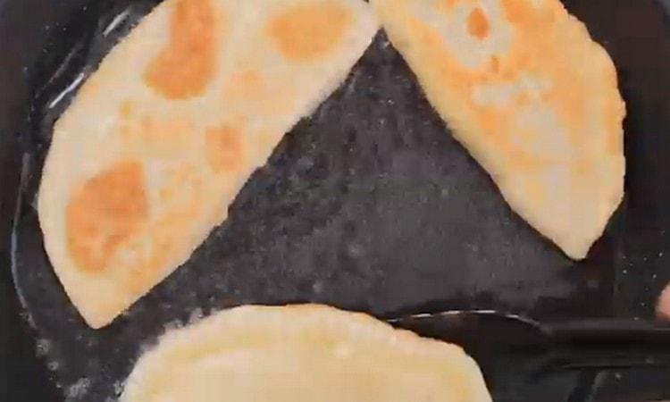 Fry chebureks in vegetable oil.