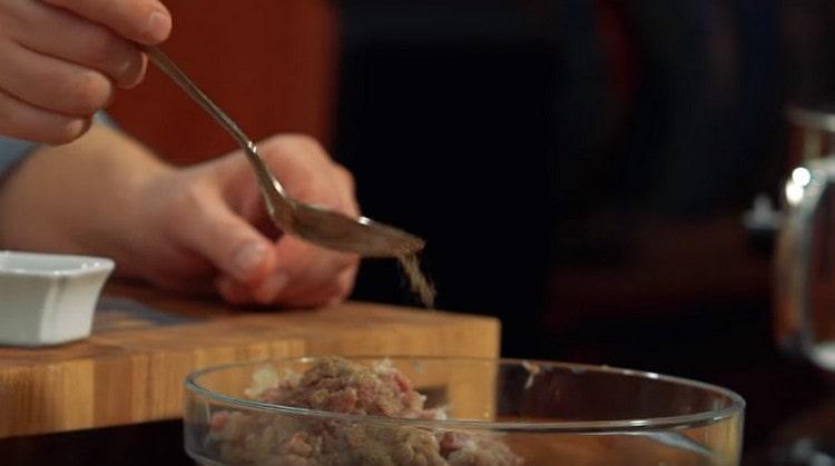 Salt and pepper minced meat.