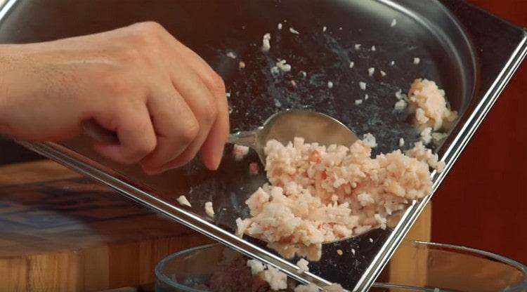 Add finely chopped fatty fat to the minced meat.