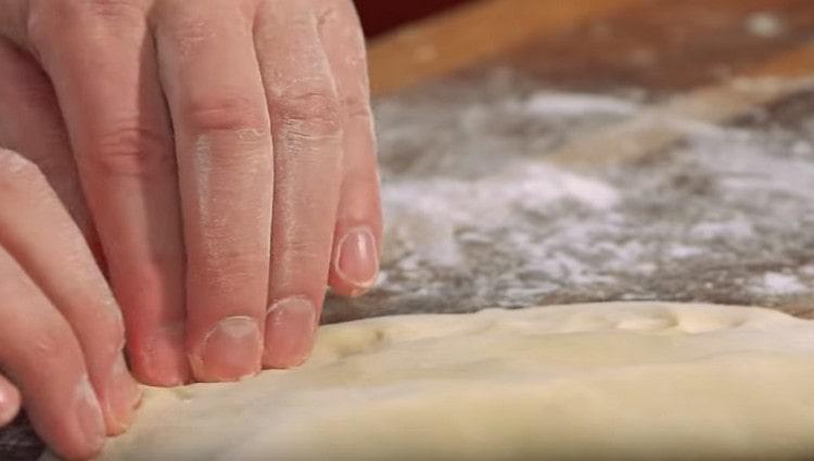 We pinch the edges of the cheburek.