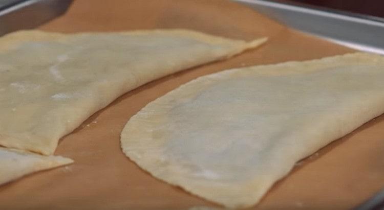 We spread the blanks on a baking sheet covered with parchment and send them to the refrigerator.