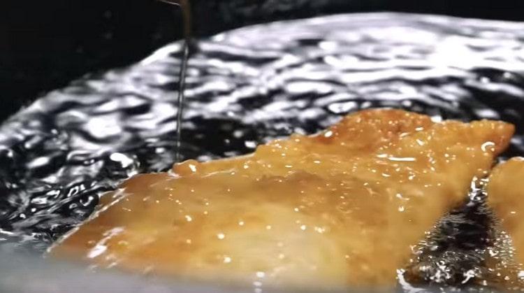 For 2 minutes, fry pasties in vegetable oil.