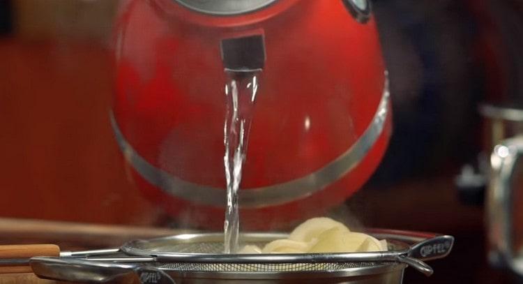 Pour the chopped onion with boiling water, and then also pass through the meat grinder.