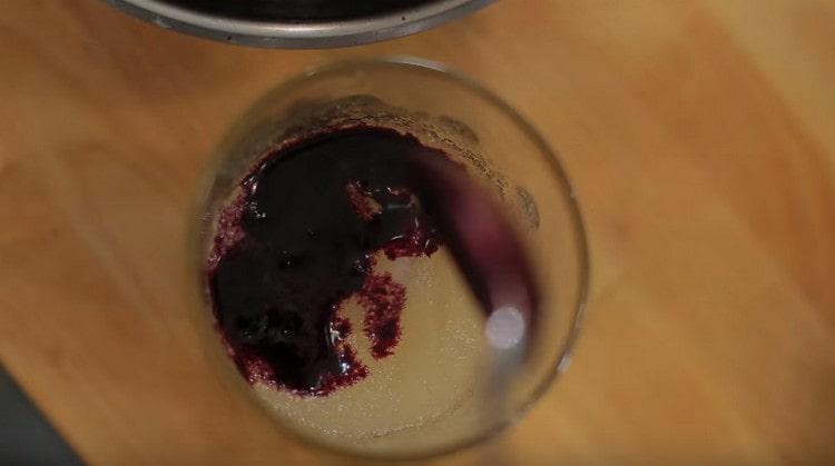 Add a little blueberry syrup to the gelatin mass.