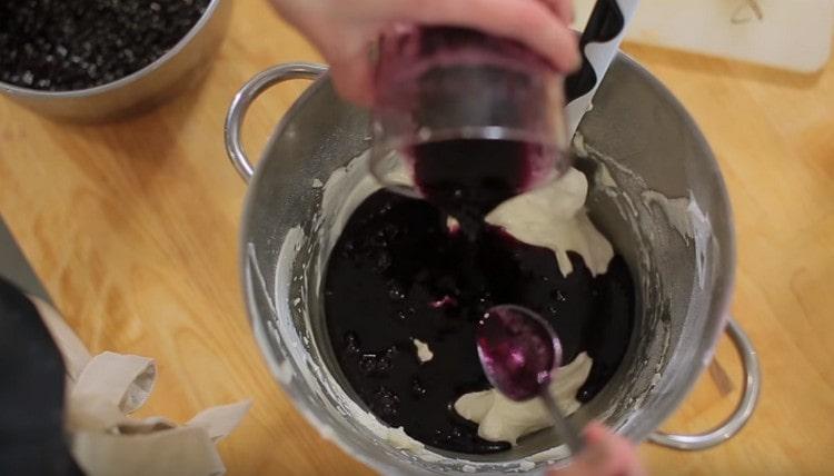 Add the blueberry mass with gelatin to the cream cheese mass.