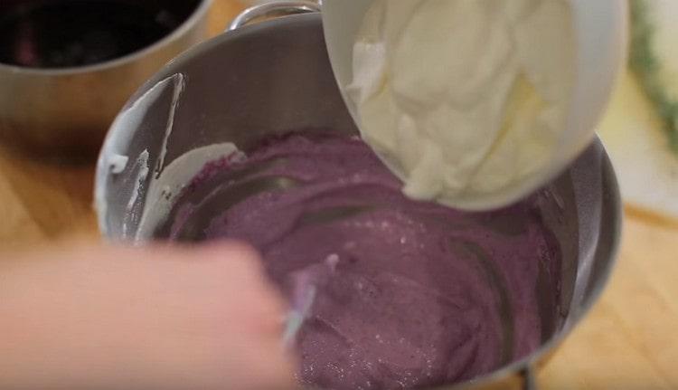 Now add whipped cream to the blueberry mass.
