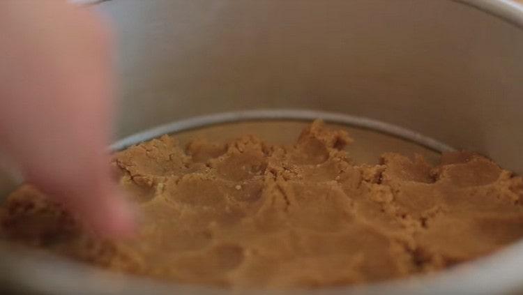 We spread the resulting mass in a baking dish.