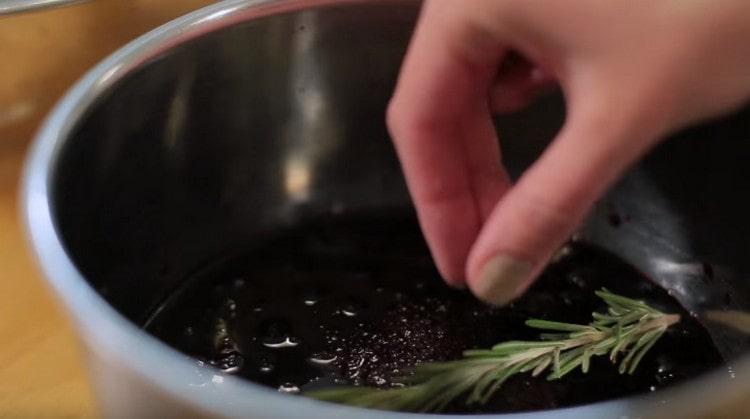 We combine blueberries, water and gelatin in a saucepan, add a sprig of rosemary.