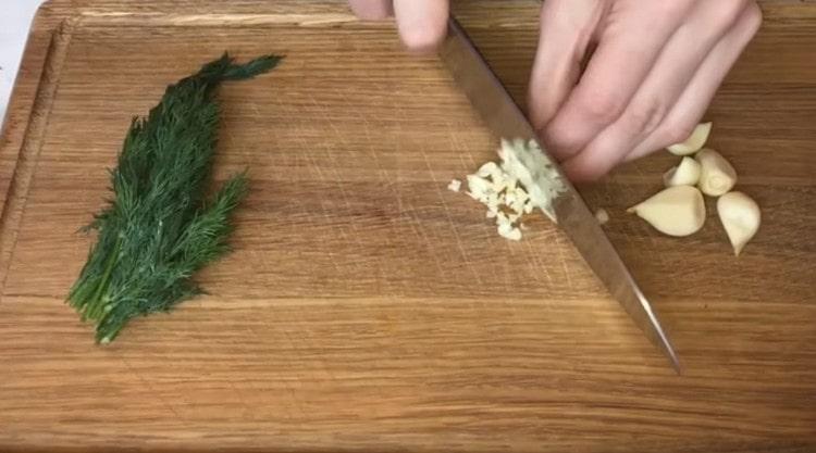 Grind dill and garlic.