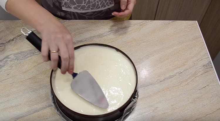 level the mass with a spatula and send the dessert to the refrigerator.