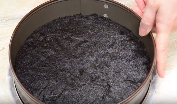 Having rammed the mass, we send the base for the cheesecake into the refrigerator.