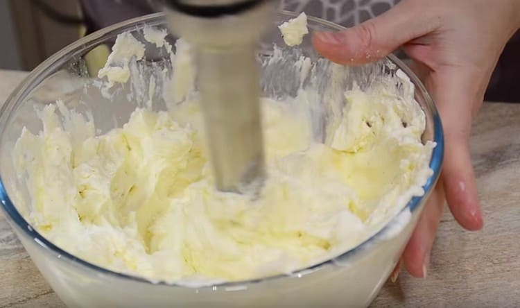 We interrupt the mass with a blender until smooth.