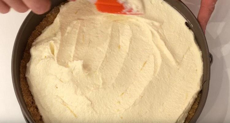 We spread the curd mass on the previously prepared dessert base.