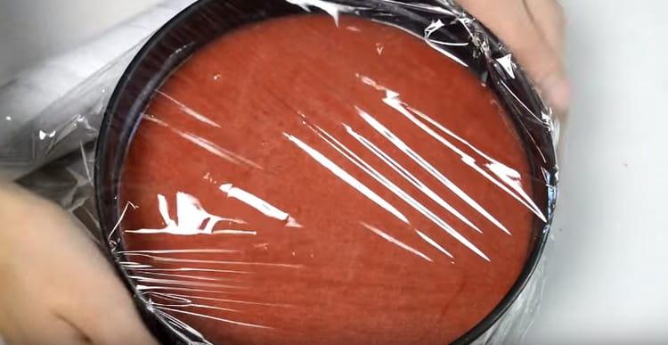 We tighten the dessert with cling film and send it to the refrigerator.