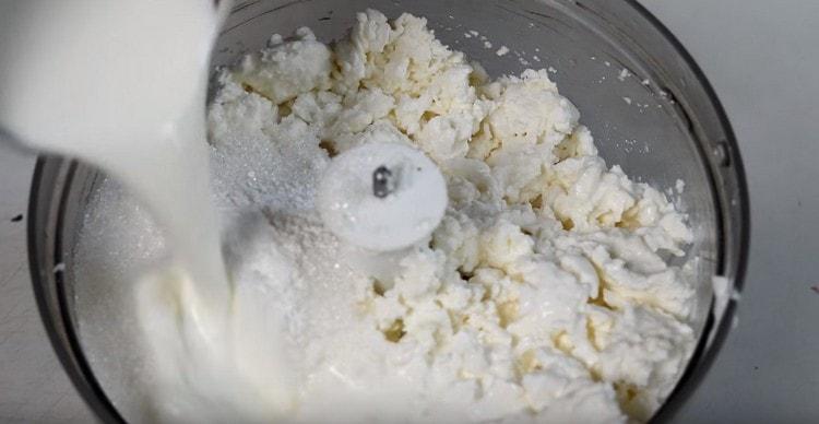 In a blender we combine cottage cheese, cream, sugar.