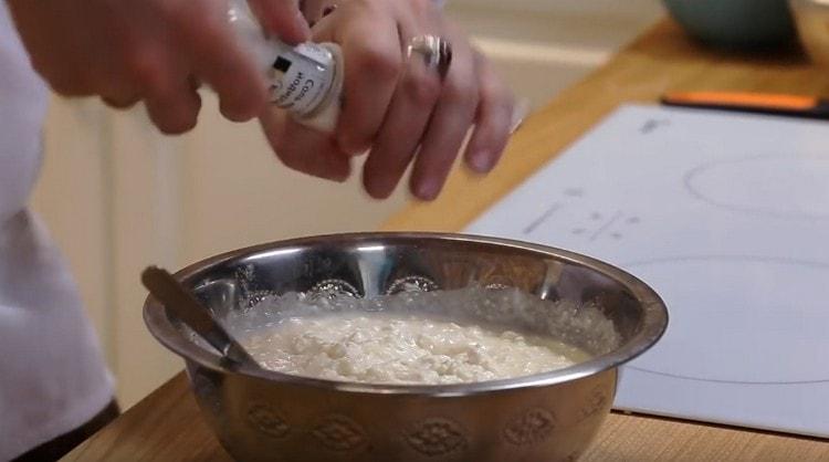 Add a little salt and mix the filling again.