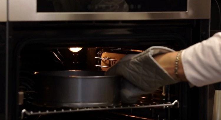 Send the cheesecake to the oven.