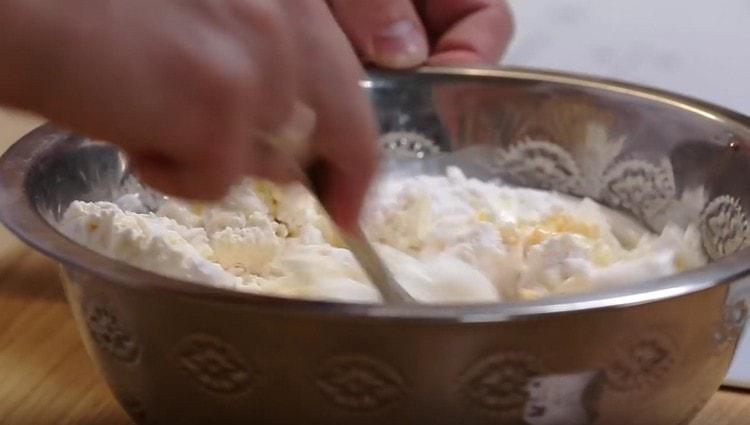 Cooking curd for filling the dessert.