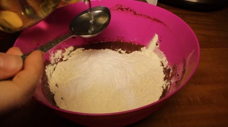 Then we divide the mixture in half and in one part add the egg, flour, vegetable oil, and baking powder.