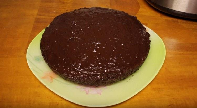 We take out the cupcake from the multicooker.