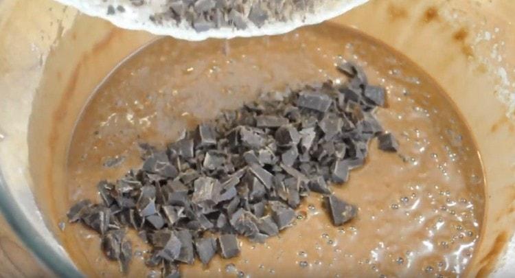 Add pieces of chocolate to the dough.