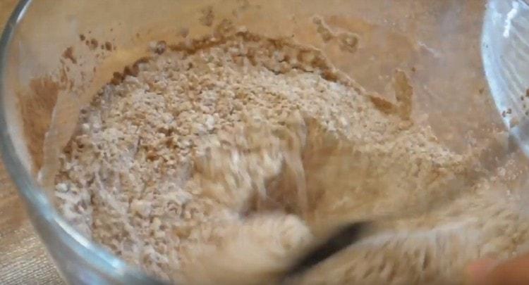 Add baking powder, cocoa to the flour and mix the dry ingredients.