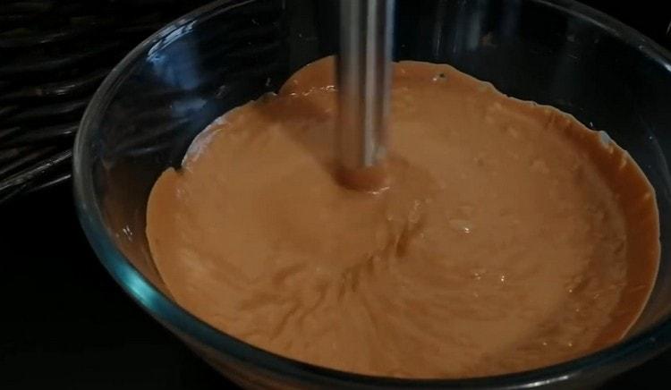 We interrupt the mass with a blender until smooth.