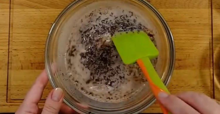 Mix chocolate with milk until smooth.