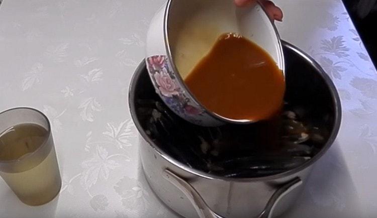 The resulting marinade pour capelin in a saucepan.