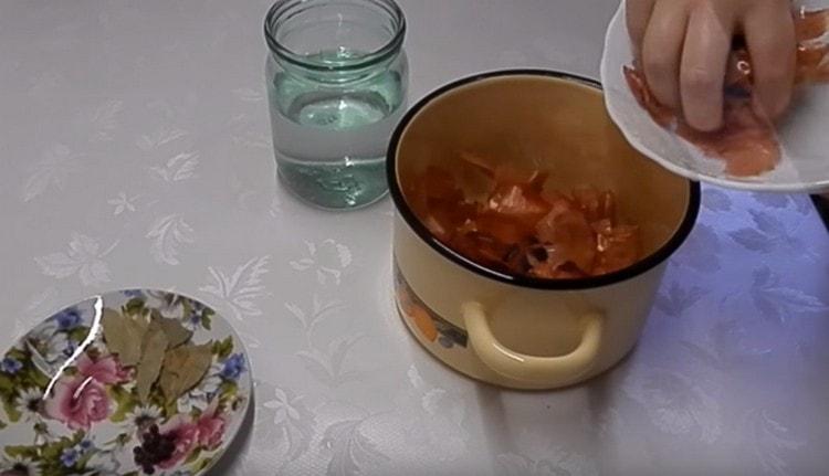 Put onion peel in a pan.