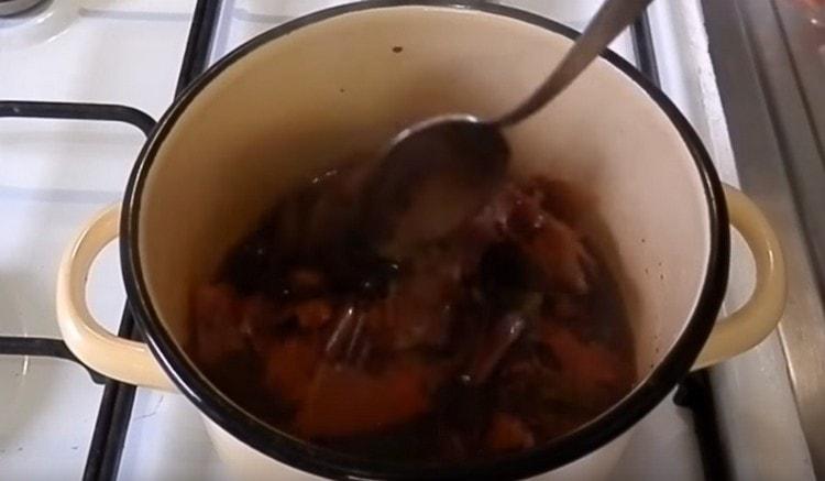 Add black tea to the marinade, mix and turn off.